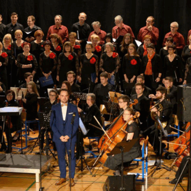 Dobrodelni koncert zbora Mavrica, orkestra Simfonika in solista Žige Laknerja v Idriji 2019.