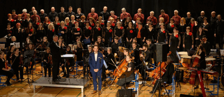 Dobrodelni koncert zbora Mavrica, orkestra Simfonika in solista Žige Laknerja v Idriji 2019.
