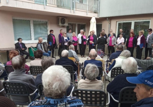 Zbor Mavrica na nastopu v domu Horjul