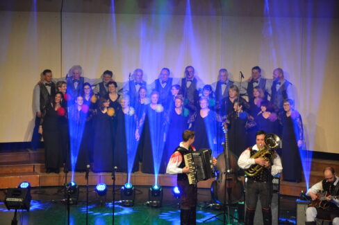 Mešani pevski zbor in skupina Saša Avsenika