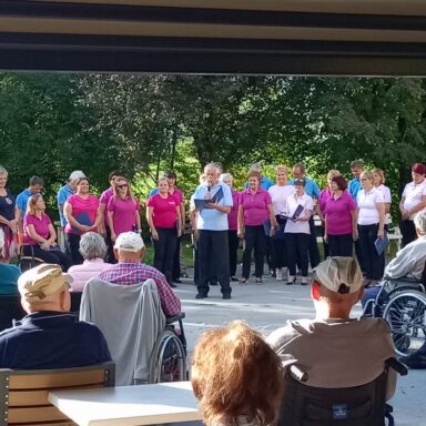 Nastop v Domu upokojencev na Vrhniki.