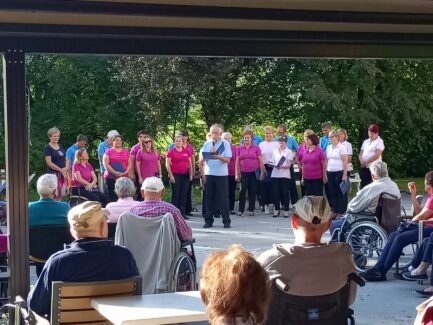 Nastop v Domu upokojencev na Vrhniki.