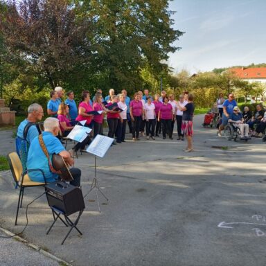 Nastop v Domu upokojencev na Vrhniki.