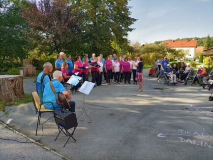 Nastop v Domu upokojencev na Vrhniki.